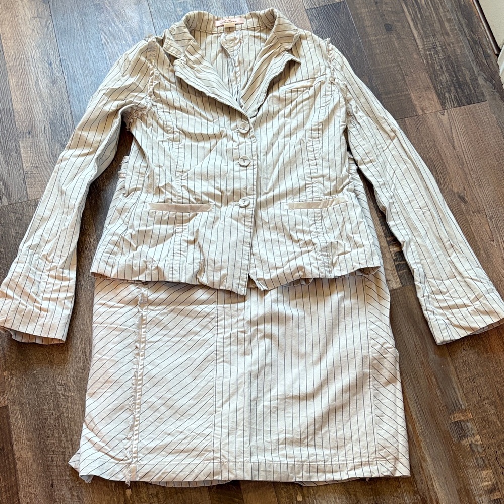 Intuitions gorgeous 4/6 Striped Beige Blazer and Skirt Set